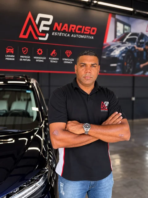 Narciso Carlos da Silva Filho, fundador da Narciso Estética Automotiva, na oficina na Madalena, Recife